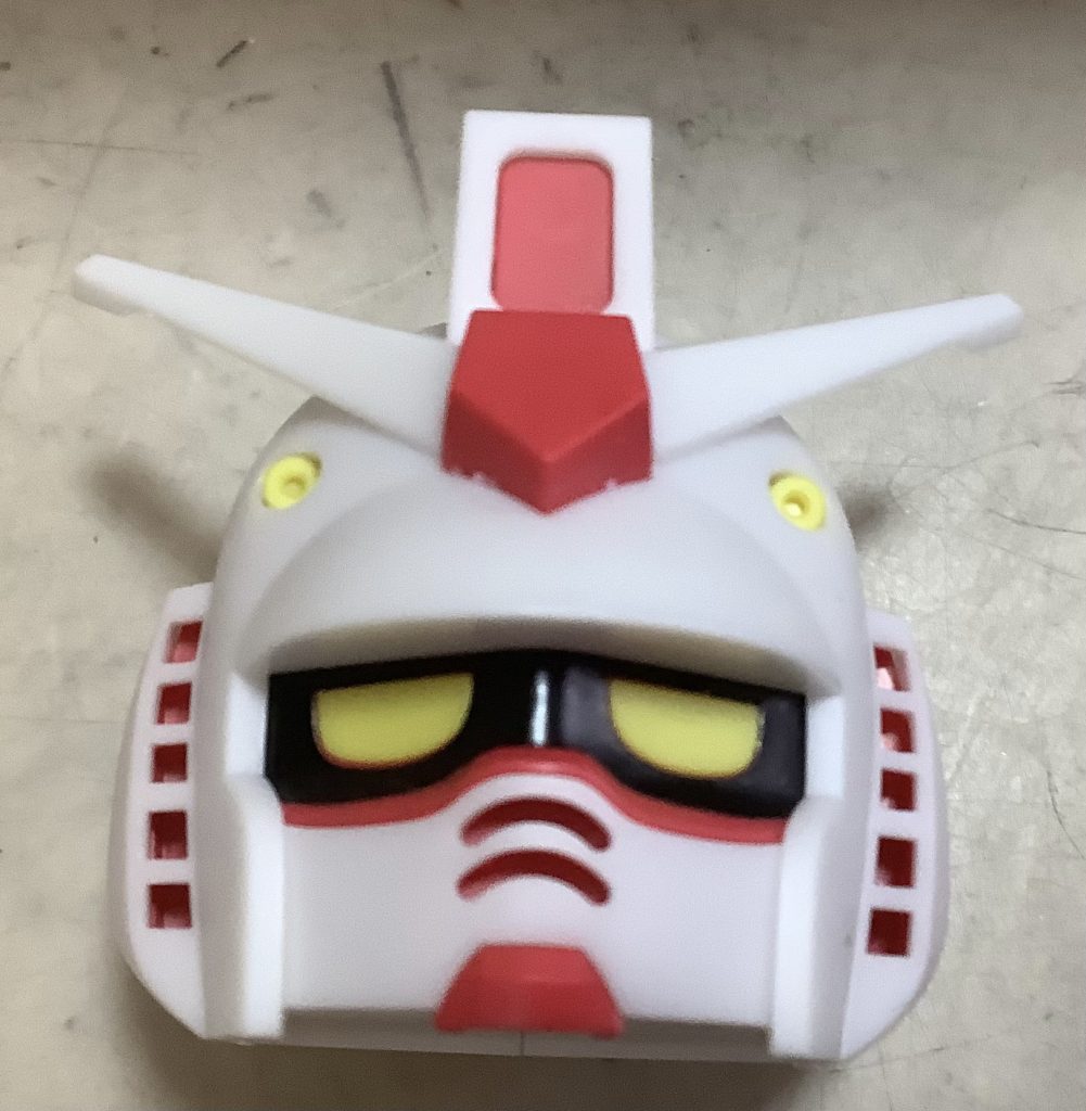 まずは顔。でかいですね。ガンプラくんはこんなでかい顔を小さい体で支えているのか…