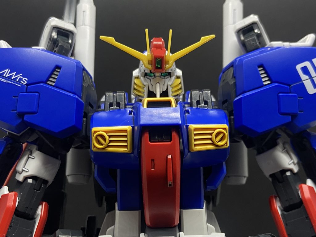 頭部及び背部スタビライザーのセンサー部はホイルシールの上からレジンでカバーを作りクリアパーツ化ツインアイは黒部分を塗装後につや消しホイルシールをカットしてツインアイに貼り付けました