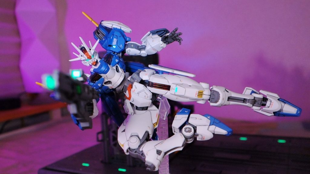 ウエストを延長と共に太くすることでしっかり感をアップ。定番の腿のジョイントの左右入れ替えと、スネの延長で超脚長化しています。