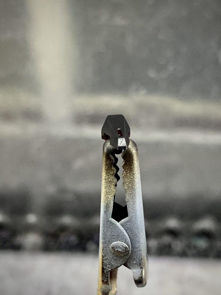 小話おそらくキットを組んだ人の何割かは気がつかない額のz文字