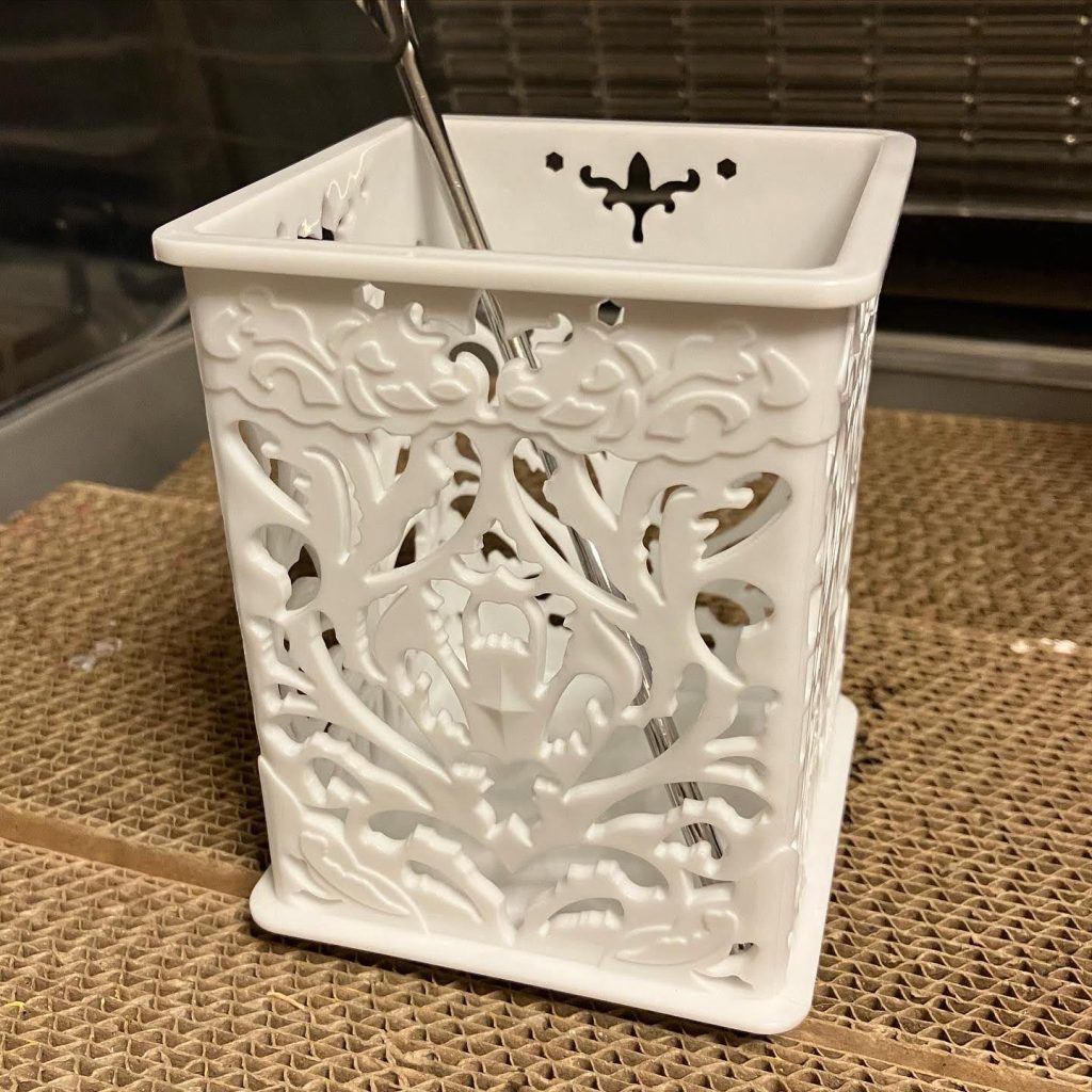 ダイソーのエレガントなペン立てですw