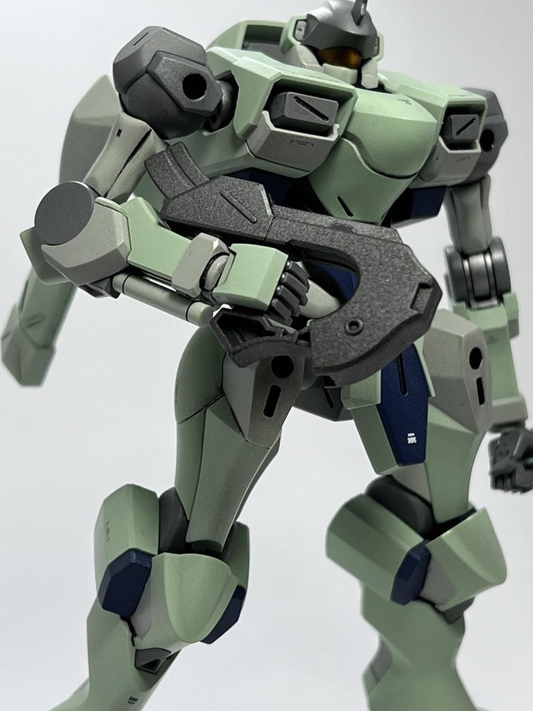 グレーのデカールを貼ってしまい溶けてしまい全然分からない状態になってしまっております。緑に少し彩度を抜いた感じの同明度のグレーを部分塗装しました。