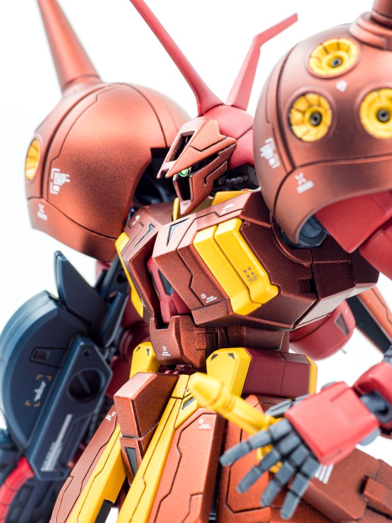 メインで使った色はメオキサルのアタカマレッドという色になります。塗料としてでなく顔料で流通しているのでクリアをメディウムとしてアタカマレッドを溶いて塗料とし黒地に対して塗布しています。この色をどうしても使いたくてこちらのキットを選択して制作しましたが個人的には満足いくものになりました。濃い赤はパールローズディープレッド、黄色はヴィクトリーゴールド。どちらも白を下地にすると明るく発色するのでそのようにしています。目標はある程度達成できたかと思います。愚息からもいい感じと言われたので安心しました。