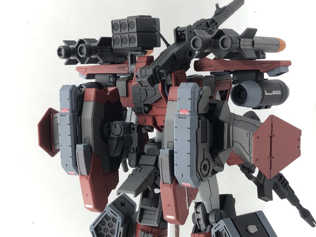 背面。フライトユニットが縦になってバックパック横に配置されます。