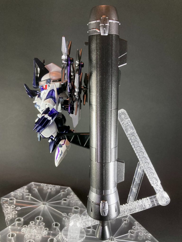 接続規格は三国創傑伝・ヒーローズのトリニティバイクや軍馬と同様に、お尻のリアパーツを外して股下の3mm穴にくっ付ける形で安定的に接続出来ます。創傑伝・ヒーローズキットならほぼ全員が凧上げ可能な構造になっているかと思います。