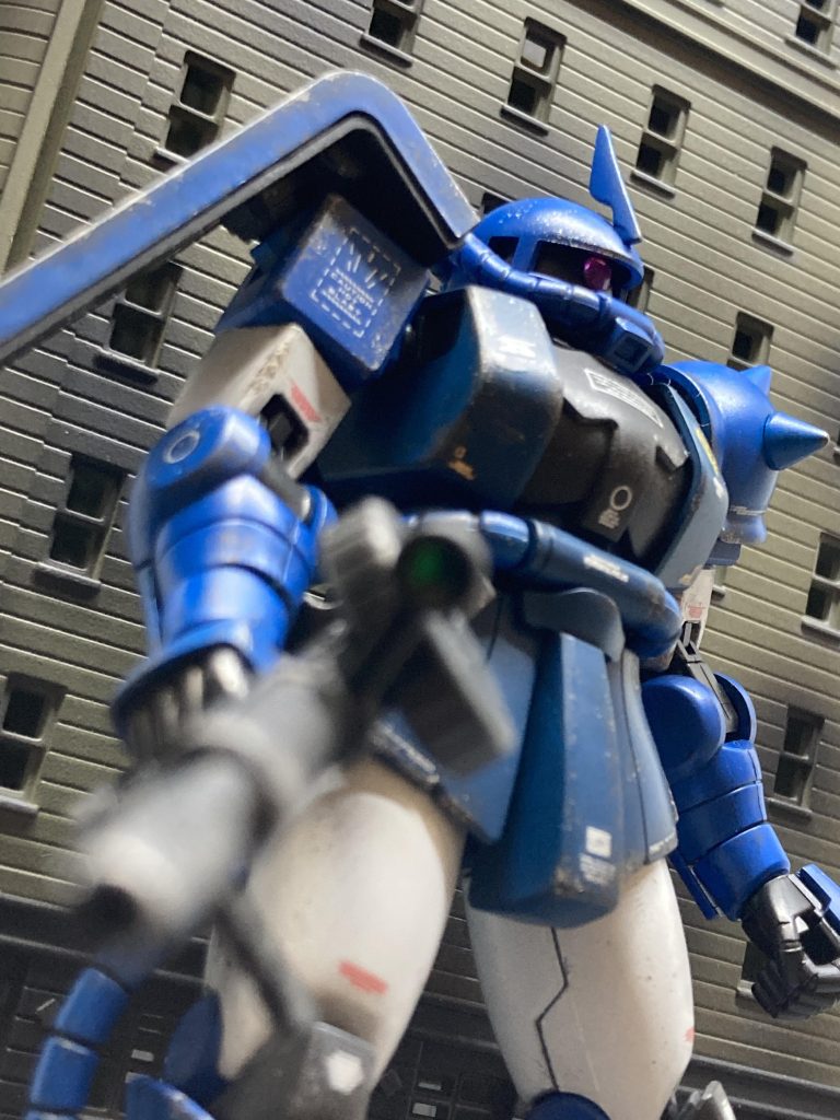 ジオラマ風に。モノアイは100均の物を使用。マシンガンセンサー部は30MMのシールを貼り、透明レジンでコートしました。