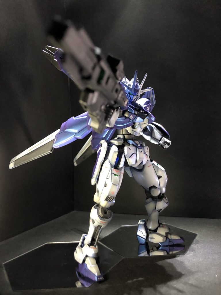 足は小さいし背中重いですが、割としっかりポーズ取れますね。青い部分が反射して顔の影も青く。お気に入りの一枚です。