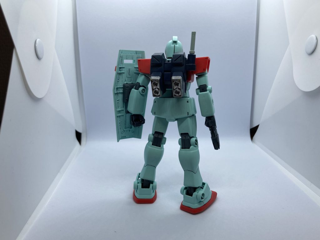 操作する方式は一切変えていないのでパイロットからは人気だったそうです。アバオアクー戦に試験的に何機か投入された本機は、一般のジムより高い戦果を上げた、、、と周りの兵士からは言われていたが全機撃墜されているため詳細は闇の中である。一年戦争後、本機を量産しようと言う案は出たものの、戦闘データがないこととコストが高いことが仇となり、計画は頓挫した。