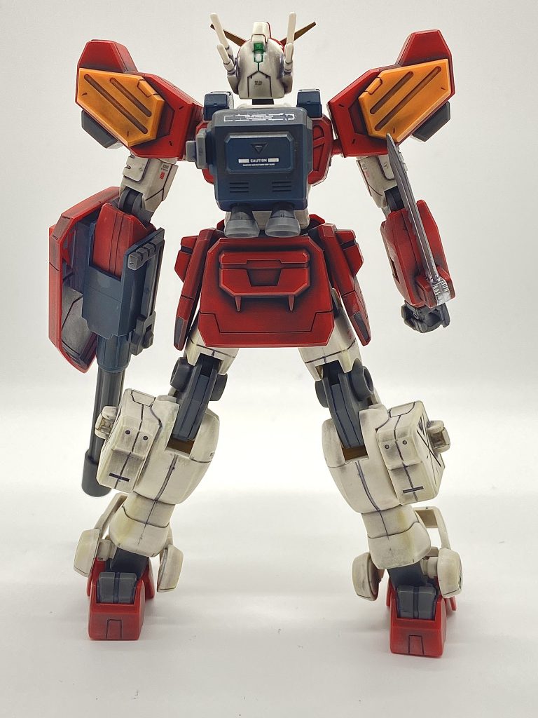なんとなくの後ろ姿。今回やったことと言えば、ゲート処理、ガンマカでイエローをゴールド2色やグレー箇所を塗り、サンドロック同様に刃物は、マーカーでシルバーに。水転写デカールを貼り、トップコートはツヤ消し。リアルタッチマーカーとウェザリングマスターで汚し。なんとなく、ルーティン的なことしかできませんでした。あえてしたことは、フロントスカートを左右切り離しや、ヘッドのエラ部分を少し削ったくらい。多分、見えない笑笑。スタイル的に肩がでかかったりと、マッシブな感じなのですが、アーミーナイフ側の腕に装備武器がない為、ほっそりしてしまいスリム感が。
