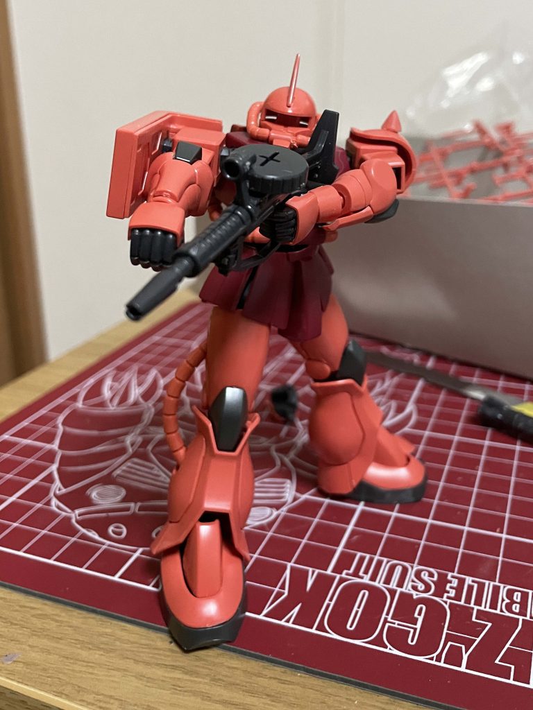 素組状態。ポージングが楽しい。武器もたくさんついて楽しいキットです。