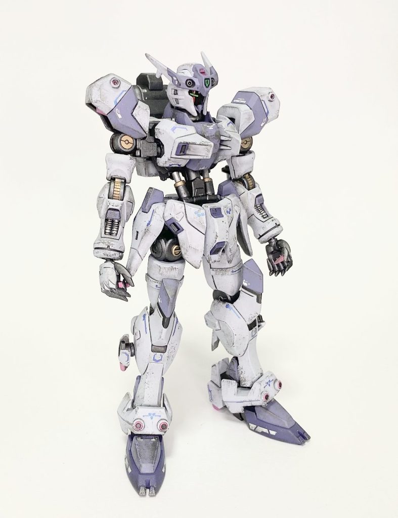 正面 装備無し装備が無いとスタンダードなモビルスーツですね。