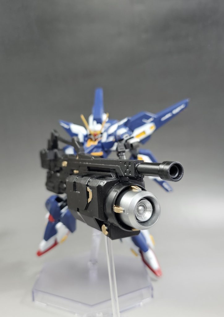 Iフィールドメガランチャー。1/100レジェンドのライフルとジャンクでミキシング。大きすぎるのでスタンドで立たせています。