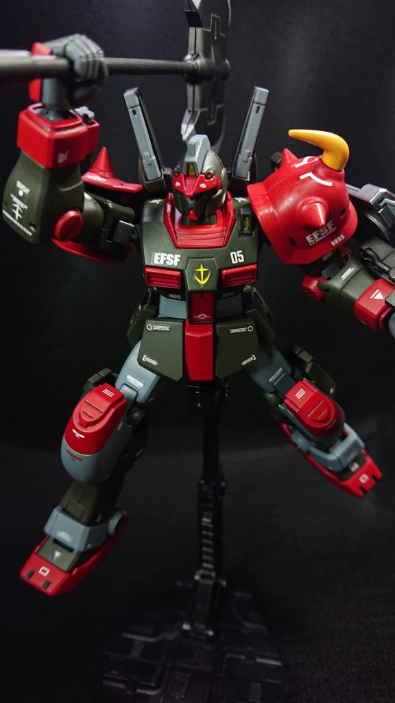 機体カラーはジオン系のパーツを合わせるということでOD色をメインカラーし、下地にグレサフを吹いてワントーン落としたイタリアンレッドを合わせて“赤い機体”にしました