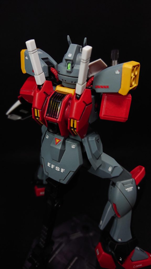 各パーツは全体の見た目を重視して細身のパーツを選びました背中にビームソードを背負うと一気にガンダムらしさが出て好きです