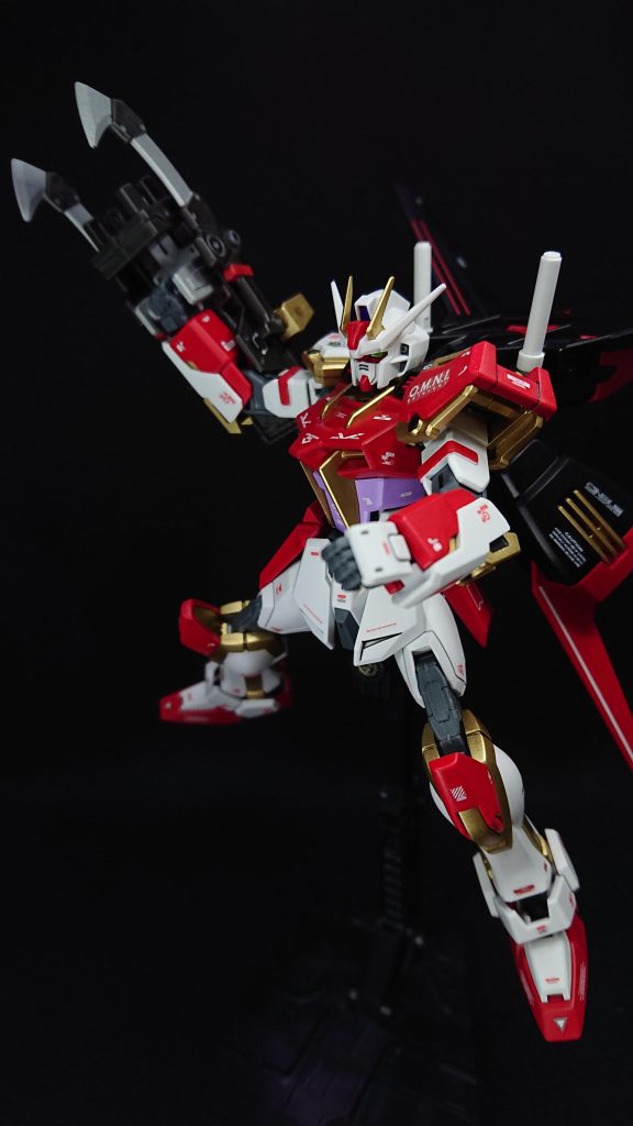 格闘メインなので余計な武装は盛らず、右腕のパイルバンカーシールド改のみの潔い装備にしました持ち手が丸いため握るだけでは安定して持てなかったので、腕に3mmの穴をあけて固定できるようにしました