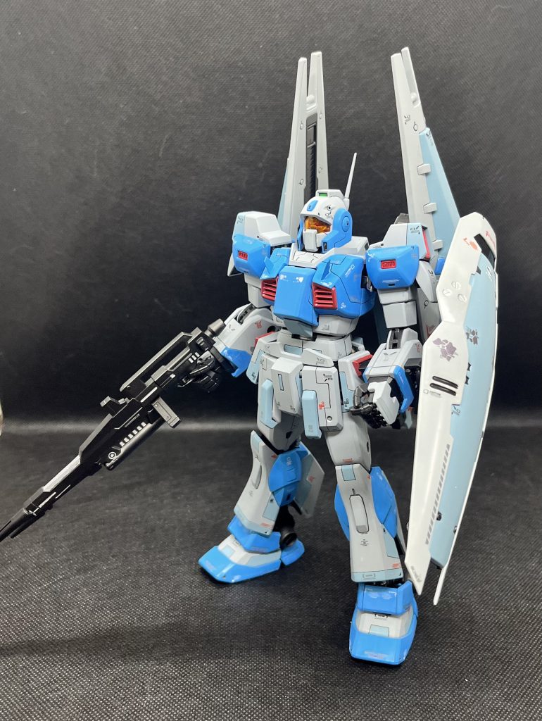 正面、ビームライフルがいかにも量産機だったのでロングバレルに胸部は上面厚み増し、突起とりつけ、ダクト上面にヒサシで元のなよっとした感じからマッシブにシールドはジャンクで買ったGP04から拝借カラーはスホーイのSU27を参考にしてます