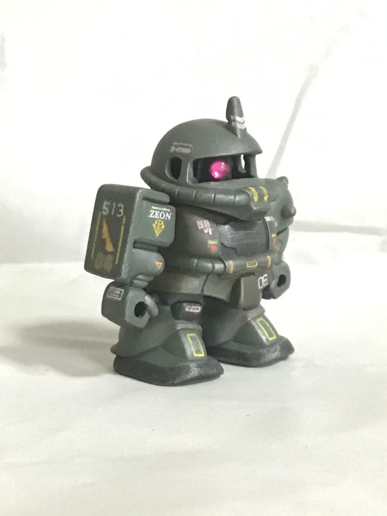 モノアイは可動化しました。右肩シールドのツノみたいなマークは、マーキングシールの余白を塗って切り抜いて貼りました。