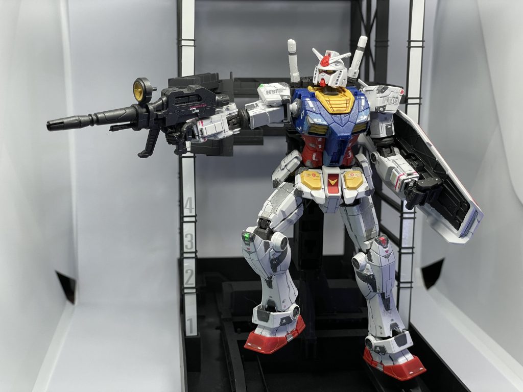 RX-78F00GUNDAMは一年戦争の後に失われた機体が横浜ファクトリーの近郊で発見されエンジニアが集結して再構成、起動実験をしているという設定