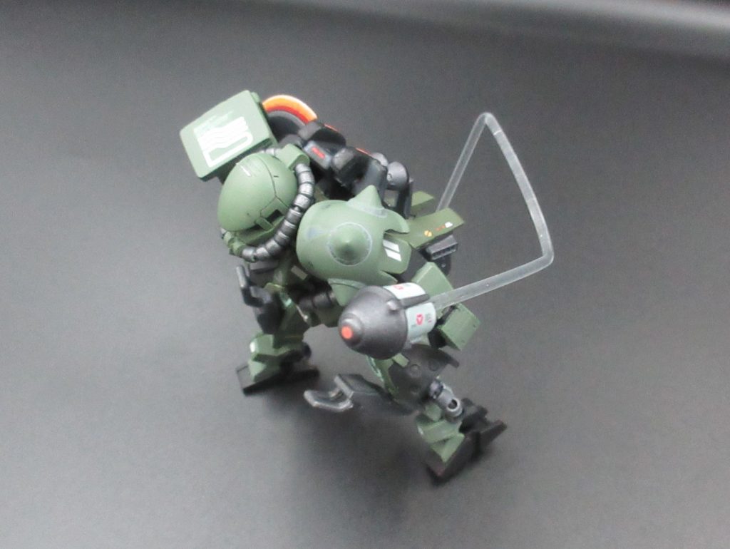 【作成材料/工程】主に『RG ザクⅡ』と『HG コアガンダム』を ミキシングして作成しました。 なお 上記以外で 使用した他のパーツと、その該当箇所としては下記です。→ 頭部:目は メタルパーツ、今後の拡張性も考慮し ネオジム磁石も内蔵→ 腕部:システムウェポンキット002の ヒートホーク、ビルダーパーツの MSハンド03、そして HG サタニクスユニットでの 何か余ったパーツ(ヒートホークと腕部との接続パーツに使用)→ 肩部:HG ザクIIの 左肩パーツ→ 脚部:ビルダーパーツの MSディテール01、MSバーニア03、MSパイプ01、そして HG GBN-ガードフレームの 膝パーツ→ 武装:HG ザク地上戦セットの シュツルムファウスト、HG ヤクト・ドーガの ファンネル、HG シャア専用ザクⅡの ザクマシンガン 上記以外は 全て プラ板や パテで 加工/作成しました。
