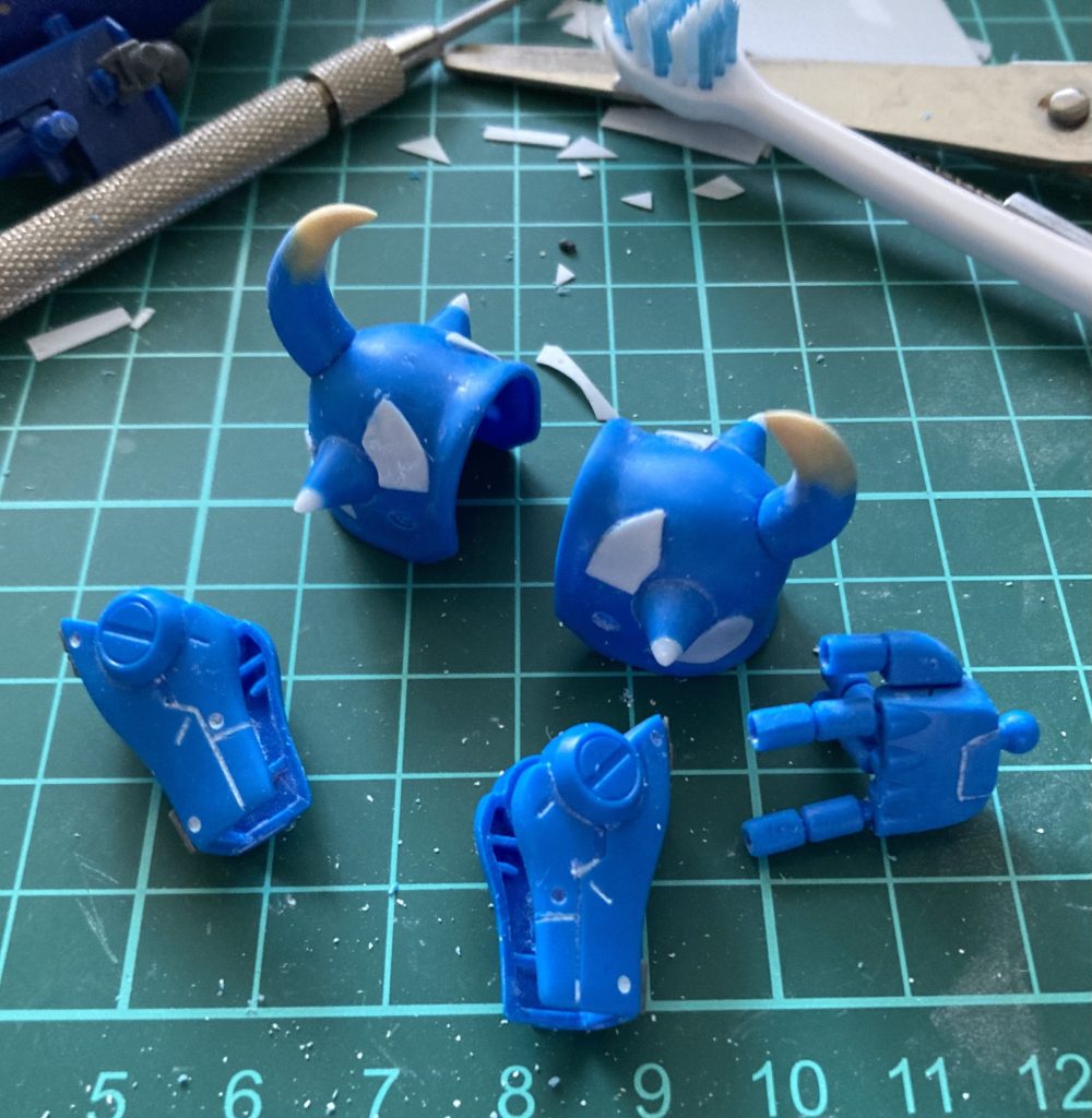 ツノは延長して、腕も後ハメ加工しています。