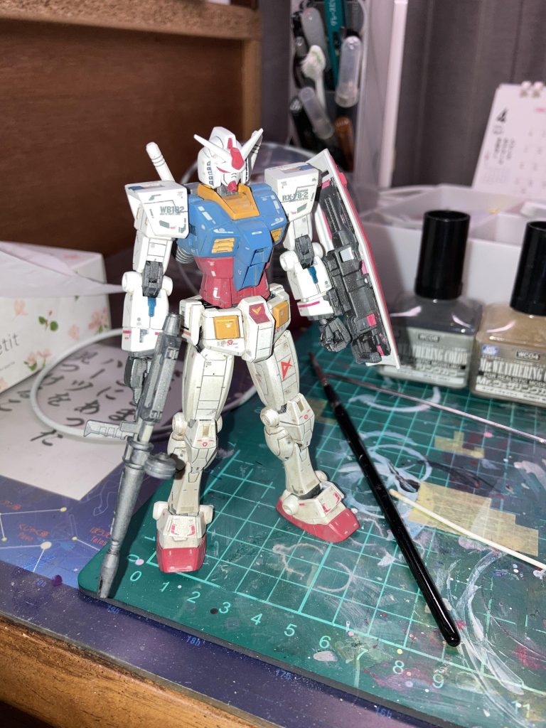 最後のつや消しトップコート吹く前です。ウェザリングはウェザリングカラーのマルチグレーとグランドブラウン、マルチホワイトの混色です。