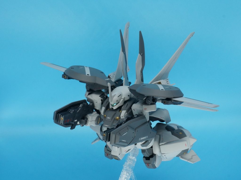 航空形態スラスターで強引に飛び、軌道変更は両肩、両足のフレキシブルスラスターと背部翼ユニットの姿勢変更で強引に対応。翼はほぼ姿勢制御支援。飛行中のバランス保持と射撃精度向上のため、ビームライフルとビームトーチを組み合わせた複合ユニットを腕に半固定。微小ながら火力上昇のため、主翼下に可動式のビームガンを追加。