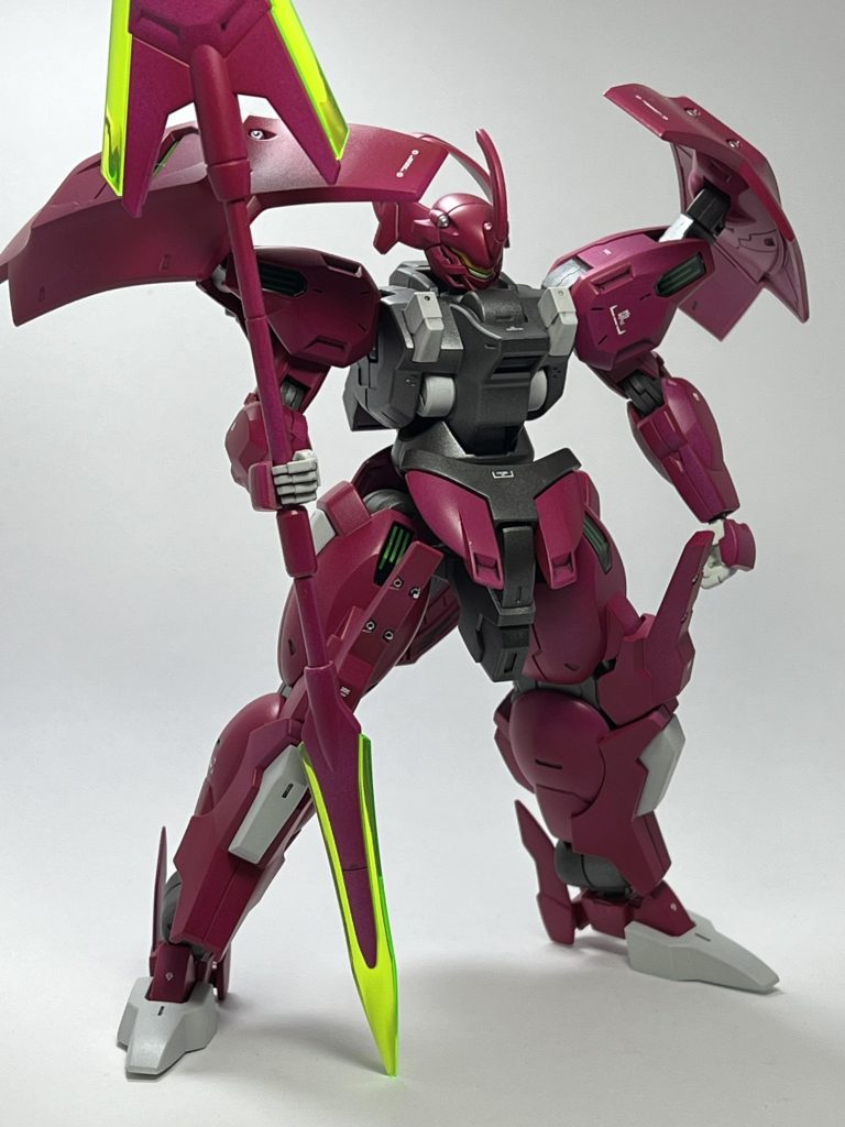 正面からです。とくに何か工夫をする事無く、素直に組んだだけだった気がします。スラスター系の所だけはシルバーをちょい乗せしました。