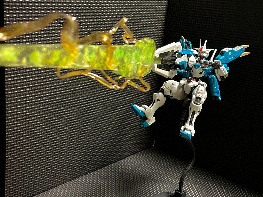 青い部分はアクリジョンの青竹色で塗装白は同じくアクリジョンのグランプリホワイトに気持ちグリーン混ぜてます黄色はガンダムマーカーのホワイトゴールド