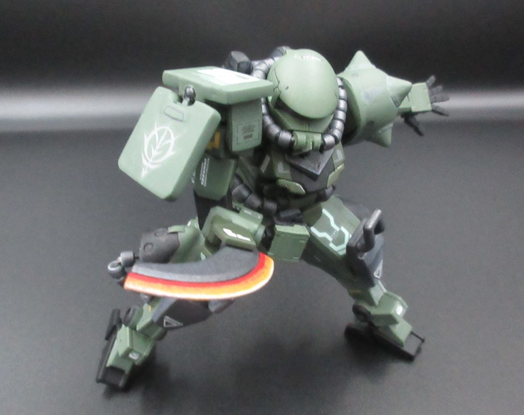 【武装の紹介②】中距離用 武装『ザク サブマシンガン』→ バレル等を 小型化したことで 取り回し面が向上された『ザクマシンガン』の改良品。  遮蔽物が多い 市街地戦などでの 活躍を期待した サブマシンガン タイプの武装。