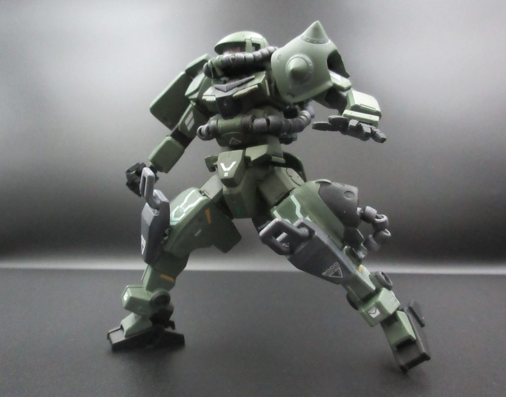 【武装の紹介①】近距離用 武装『アーミー ヒートホーク』→ 予め右腕に 内蔵されたことにより、接近戦や 緊急時に素早く 使用出来る様になった『ヒートホーク』。