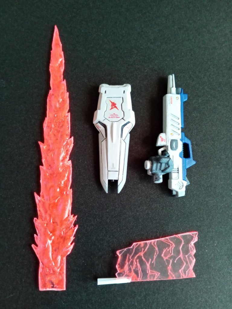 ファンネルのビームソードエフェクトと充填エフェクトも制作。ビームソードエフェクトは、プラ板にUVレジンをもっては硬化の繰り返しで、それっぽくできましたw充填エフェクトはプラ板に溝ケガいて、蛍光エナメル、ふき取りで作成。