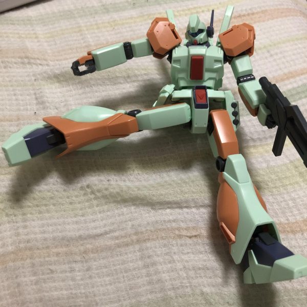 唐突のジェガン。リリカルです。最近Twitterの方でジェガンダムなるものを発見しまして、ガンプラじゃなくてイラストなんだけど、ものすごくかっこよく感じまして衝動的に「ジェガンダム作りてー」となり駿河屋で定価よりも若干高くなってるにも関わらず購入して今に至りますはい()。というわけで、ジェガンダム改造していくわけなんですが、目標としましては出来る限りジェガンらしさを残しつつガンダムガンダムしてる自分専用ジェガンダムを作っていきたいと思います。んでブンドド好きな自分専用というわけなんでまず可動域の改造からやってます。股関節を3ミリ軸にして脚部側もそれに合わせて、ストライクの股関節パーツを埋め込んで付け根の装甲を一部切除して可動域を確保、そして変更した3ミリ軸にコトブキヤジョイントで脚部を前後に動かせるようにしました。このジョイント自分の中ではダブルリベイクジョイント呼んでいます()。そして画像は載せてないんですが、膝関節の方も二重関節なんですが、パーツが干渉してあんまり曲がんなかったので干渉部分を切除してます。そんな感じで改造していっています。昔ジェガンブラストマスターを組んでいて、予備パーツもある状態なので作業自体は割とサクサク出来そうな予感。特にフェイスパーツがもう一つあるのが有難い。正直今回の改造フェイス交換が1番の鬼門だと思うので失敗が許されない箇所なのは必至。なので、予備はあればあるだけよしな状態です。スタークジェガンとか再販されたら買いたいところ。というわけで、ジェガン改造日記1ページ目でした()。ジェガンらしさは残す気だけど、いかんせんアナザーアナザーな機体しか製作していない自分、宇宙世紀しかも量産機ベースなのでどんな感じに完成させるか決めてない行き当たりばったりの製作なので、どんな姿になるのか……そもそも完成させられるのか()、わかりませんがかっこいいジェガンダムくんに仕上げられたらなと思いますので、軽い気持ちかつ気長に楽しみに頂けたら幸いです。（3枚目）