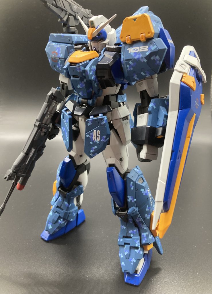 加工はビームライフル下部のグレネードランチャーの合わせ目消し、レールガンの合わせ目を段落ちモールド化したのみです。