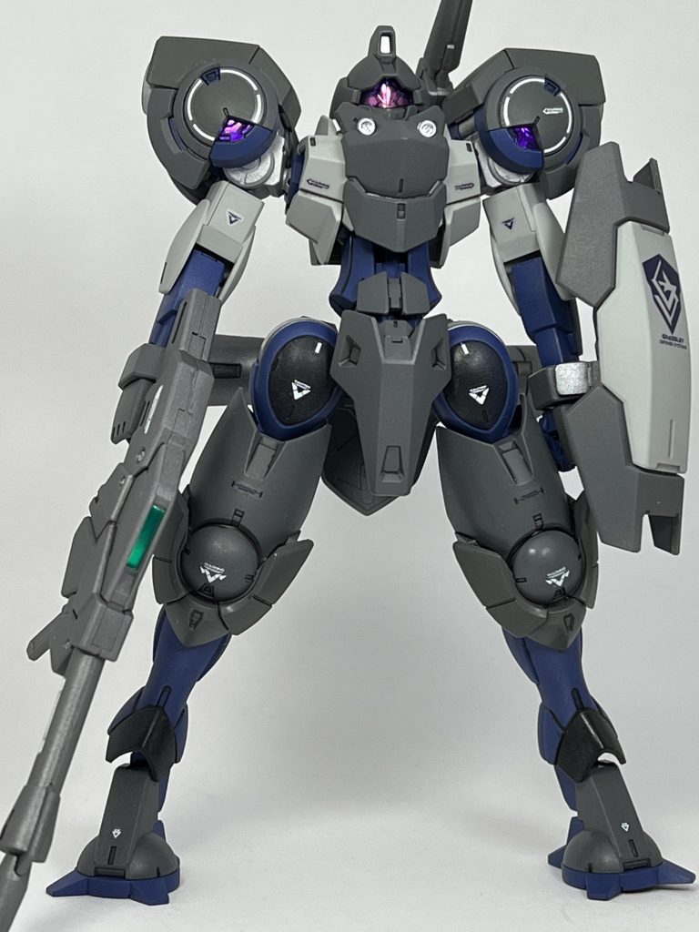 正面からはこんな感じです。パープルの塗り分けはほどほど分かる感じにですがグレー側はほんとんど差が判らない感じになりました。あとシールドのデカールはカッコいいです。