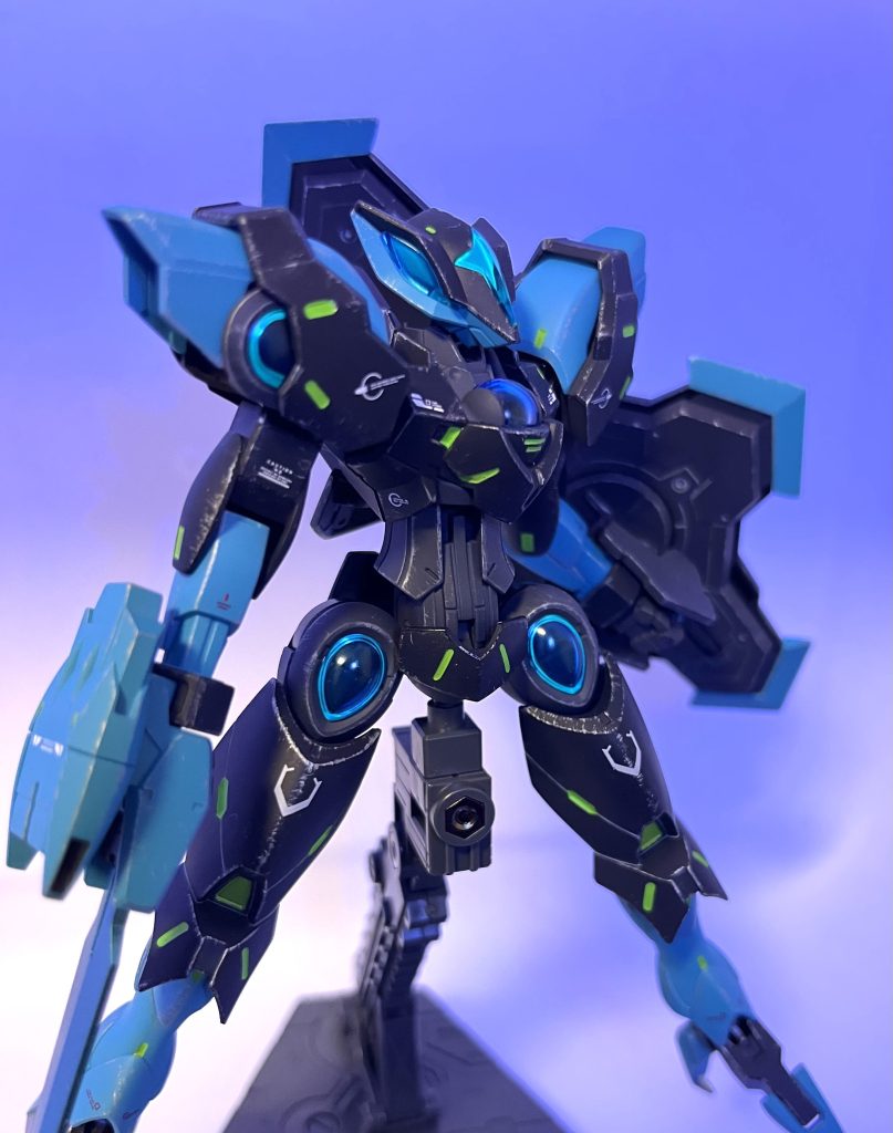 UVライトでの発光は本体のクリアパーツ内側にも仕込んであります。シールドよりかは分かり易く撮れてるでしょうか?以下何枚かポージング