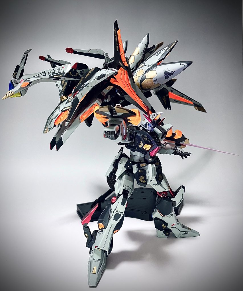 メガ粒子砲を撃つオデュッセウスガンダム。足のシリンダーがセクシーです。ちなみに足の関節は両足ブチ折れており接着剤で固定されてるのであんまりポージングできません。