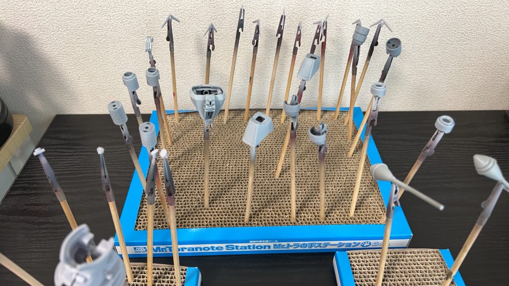 成形色の濃いグレーのパーツは白サフを吹いてからグレーを混ぜたホワイトで塗りました。