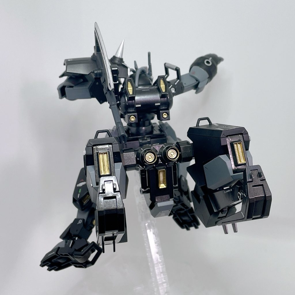 ちなみに、腰部バックアップはブースターを多数装備し、更なる機動力向上が図られております。こちらは境界戦機のバンイップ・ブーメランの脚部をほぼそのまま使用。