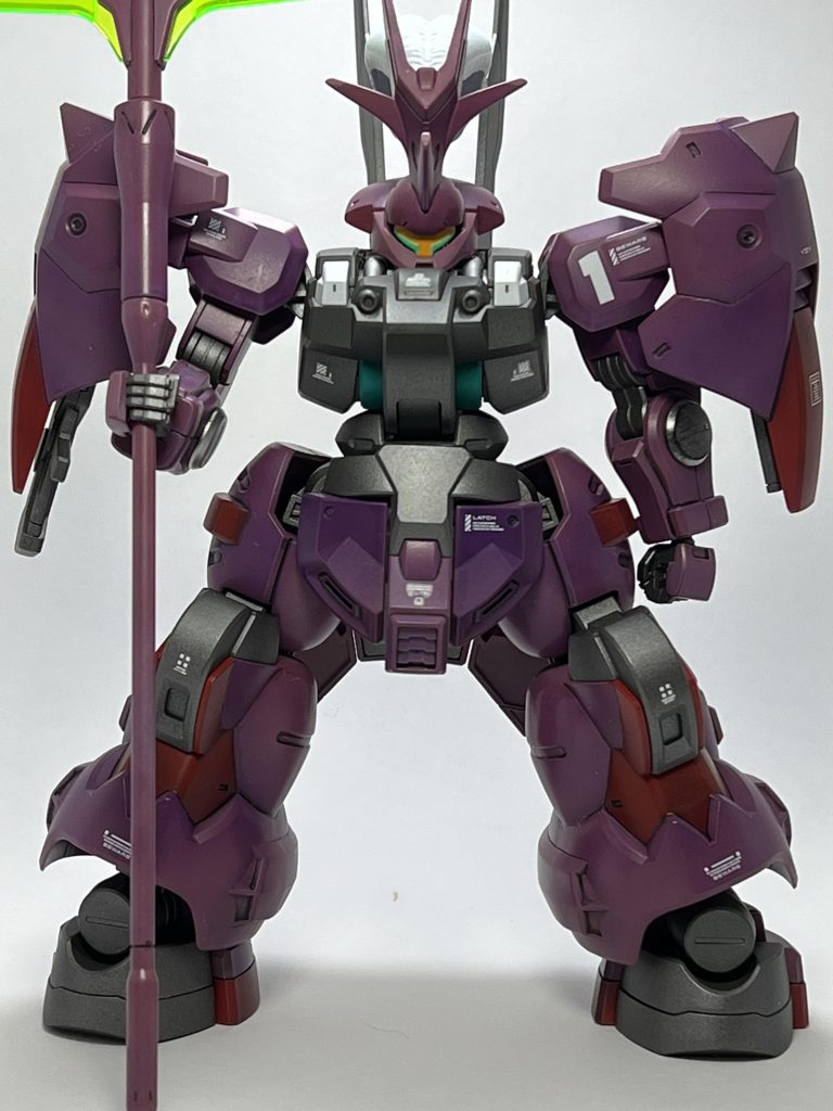 足の合わせ目消しがとても大変でしたが、塗装は非常に楽なキットだと思いました。赤も塗りやすいところだけ塗っている感じです、パープル寄りでも良かったかもとも思いました。