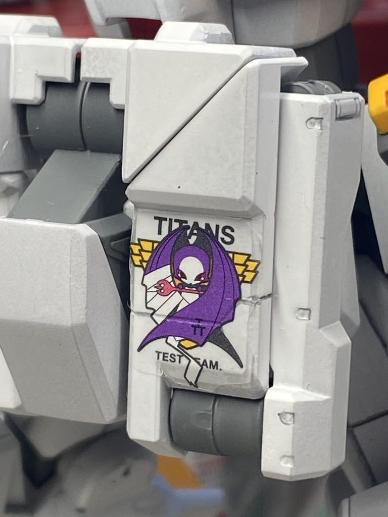 ヘイズル系はデカールが無い代わりに、シールが付属してるのですが、遠目には良いけれどアップにすると余白が目立ちますね。デザイン自体はメチャクチャかっこいいです。