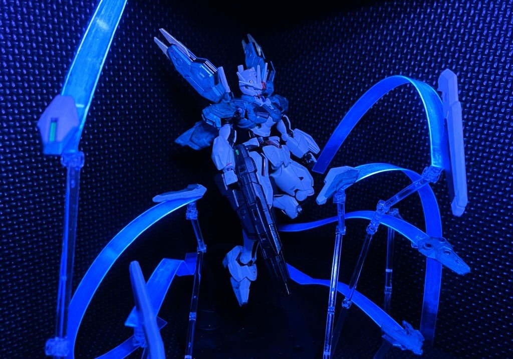 軌道エフェクトは青白く光ります