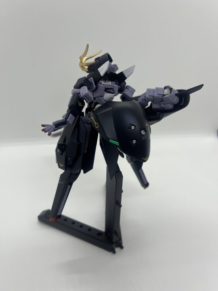 黒っぽい機体なのでゴールドのデカールが映えると思って試してみました。クリアコートは最後まで悩みましたがプリズムブルーブラックの上に半光沢を吹いています