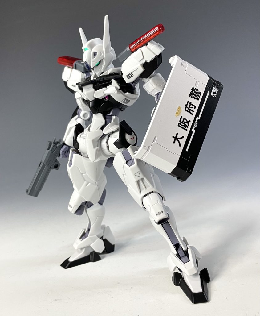 ピンクパーツを黒く塗りつぶし、30MMやMSGでそれっぽい装飾を。パ○レイバー風のカッコいい警察車両デザインに仕上がったと思います！