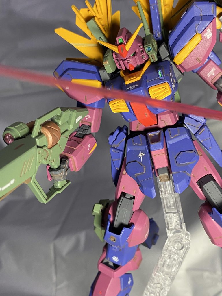 メッサーライフルとビームサーベルを構えて。ビーム刃は何色が合うのか考えましたが、スタンダードにピンク色で。