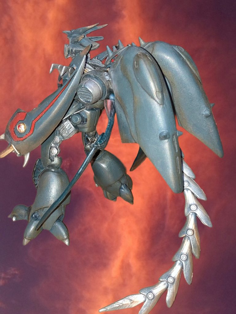 後ろを見るとPGのフレームが分かりますね。可動域やガニ股の立ち姿もコレで解決。太もも周りが旧キットと比べてかなり細くしてます。その分腰回りの装甲を追加してます。