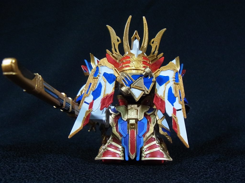 後ろ姿もカッコいいのです。曹操は青いイメージがあるのですが、これは紅白のカラーリングが印象的です。