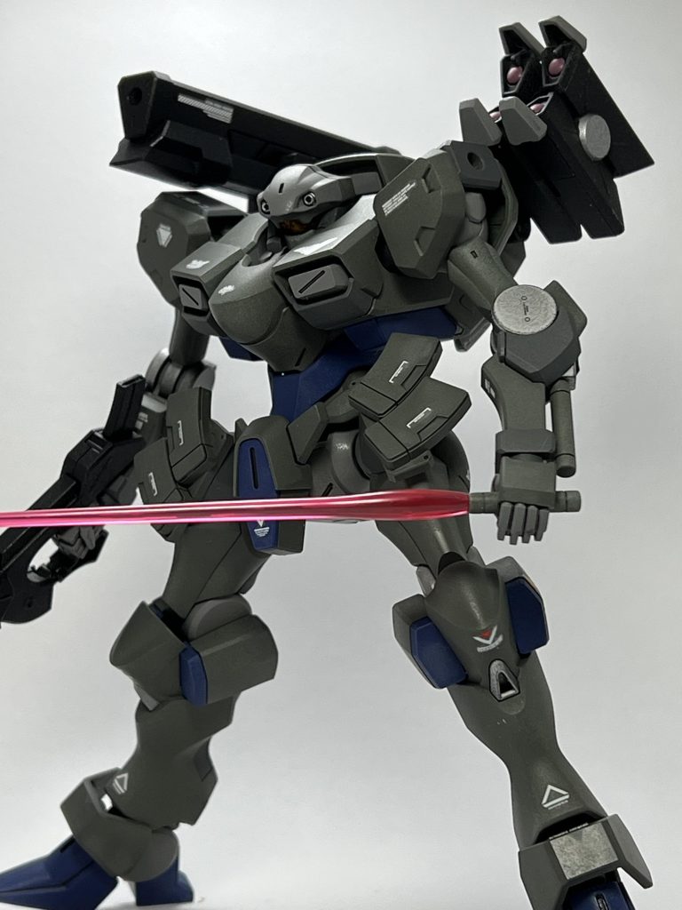 サーベルは右手の方を使っています。