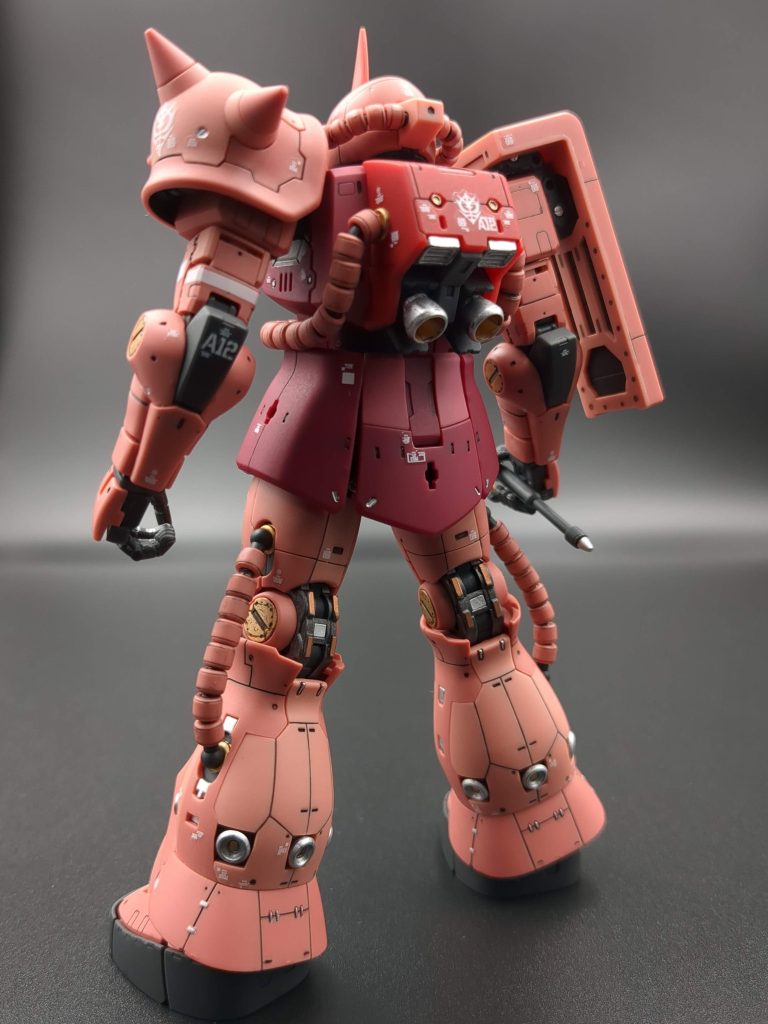 子供の頃、ザクは人間っぽくてカッコよく思えなかったですがメタリックを少し塗るだけでメカっぽくなり大好きになりました特に後ろ姿が良い