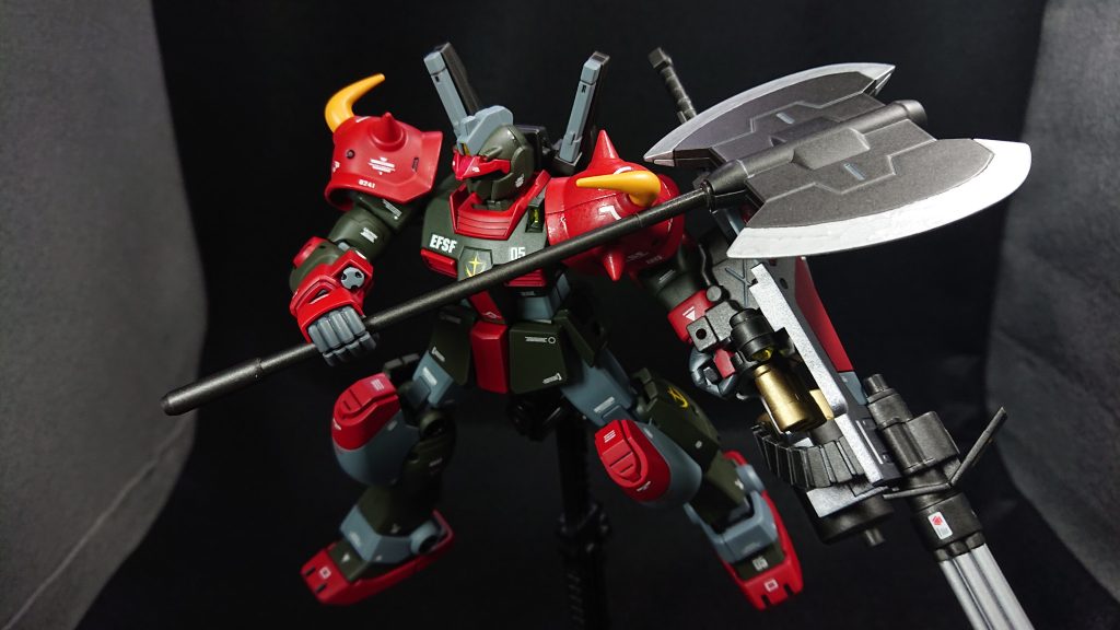 今回のお気に入りポイントは“全体のシルエット”です最近はシンプルな武装の機体が続いていたので、久しぶりにゴツい機体を作りたくなったのと、敵対勢力のパーツを使ってのミキシングはいつかやってみたいと温め続けていた改造案だったので、このシルエットはかなり気に入っています特に両肩は、シルエット・カラー・デカールすべてが良い感じで気に入っていますでは、最後までご覧いただきありがとうございました