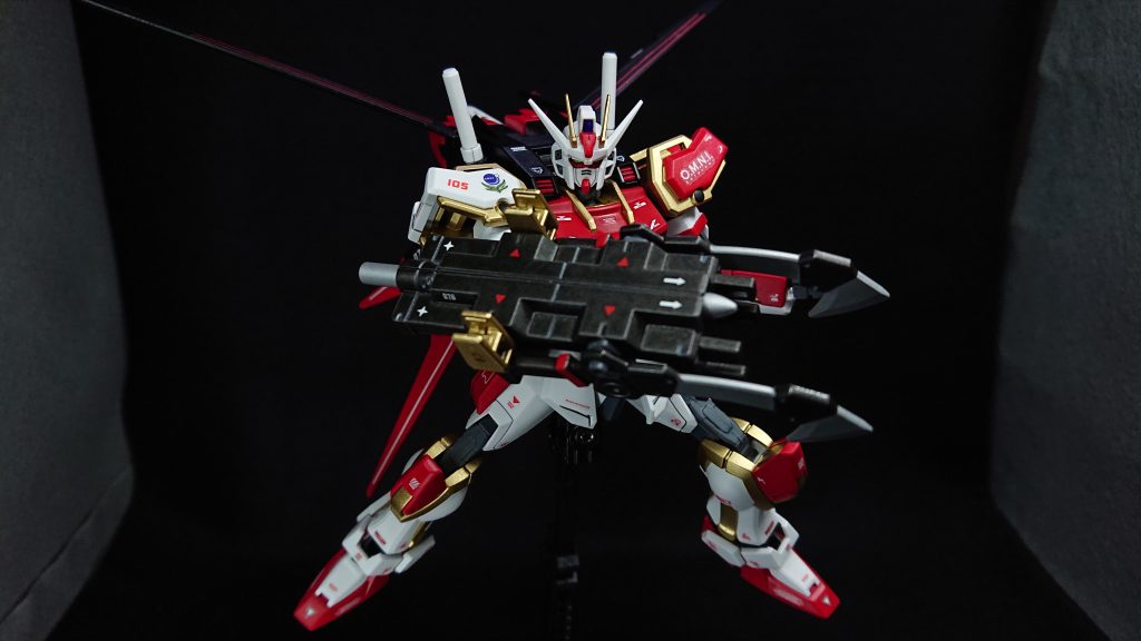 今回のお気に入りポイントは“武装”と“カラーリング”です武装は結構前から温めていたモノで、殴ってヨシ、突いてヨシ、切り裂いてヨシの複合兵装にしてみましたカラーリングで一番気に入っているのは両肩ですいつもは左右対称にしているのですが、今回は武装が右腕のみということもあり、敢えて別々にしてみましたでは、最後までご覧いただきありがとうございました